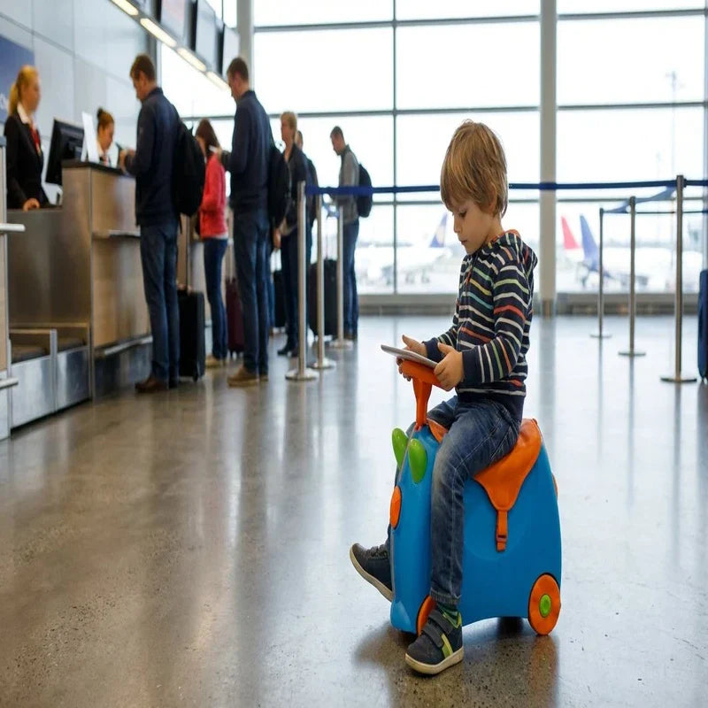 Enfant assis sur sa valise