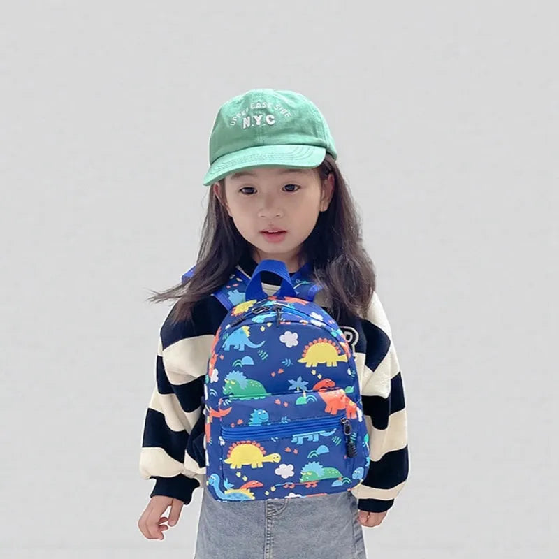 SAC DINO BEBE BLEU FILLE A LA CASQUETTE VERTE