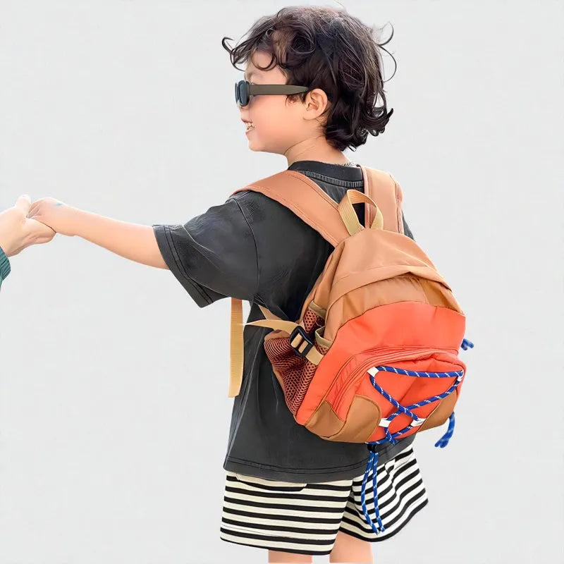 SAC RANDONNEE ENFANT ROUGE ENFANT QUI FAIT LA POSE