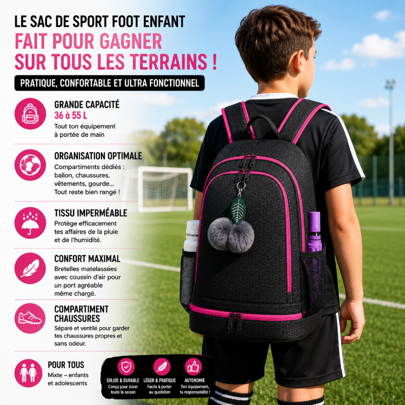 Enfant portant le sac de sport foot enfant noir et rose fermé sur un terrain de football