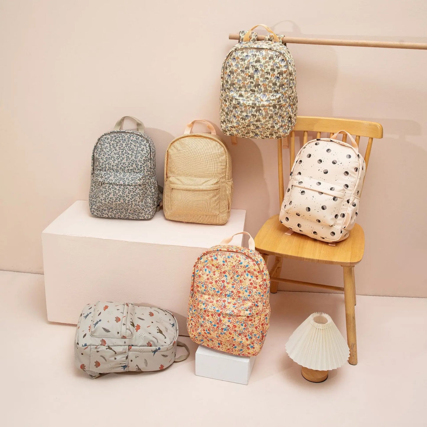 Collection de sacs enfant avec différents motifs présentés en décoration