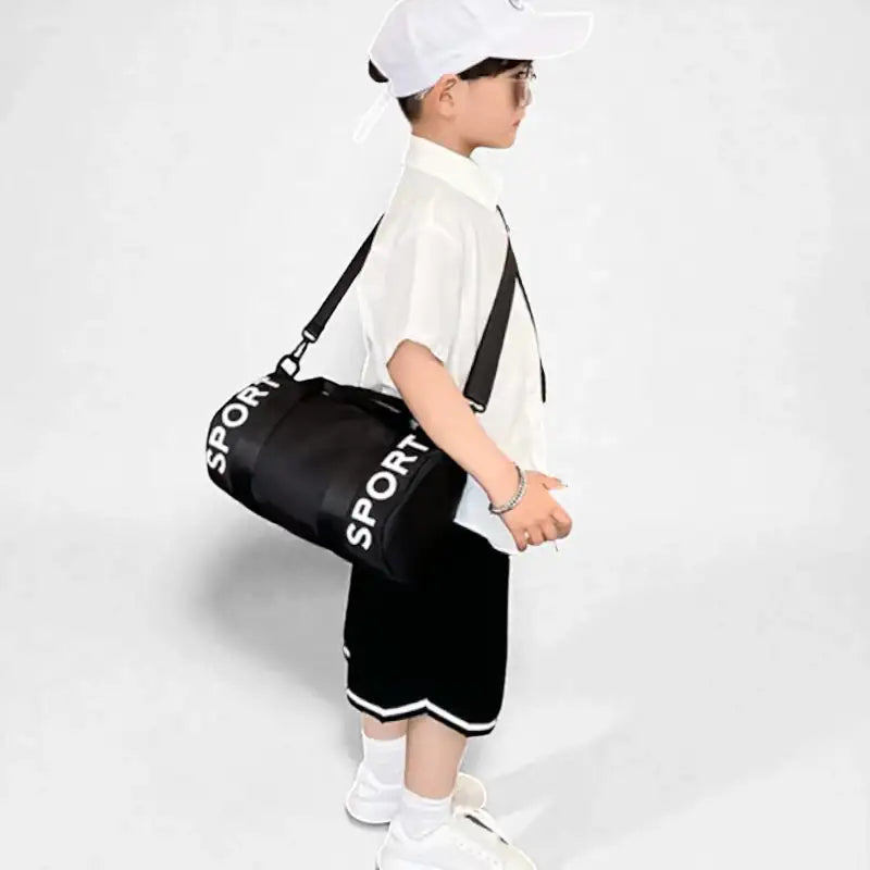 enfant portant le sac de sport enfant garçon Black Sport en bandoulière vue de côté