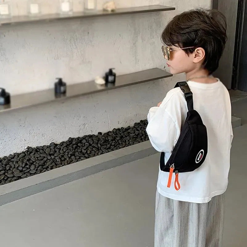 sac banane noir sur l'épaule