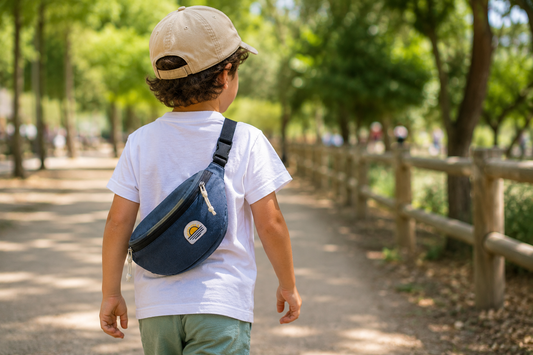 Enfant portant un sac banane bleu pendant une sortie au parc en été