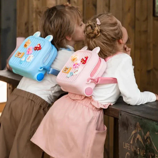 fille et garcon portant un sac a dos