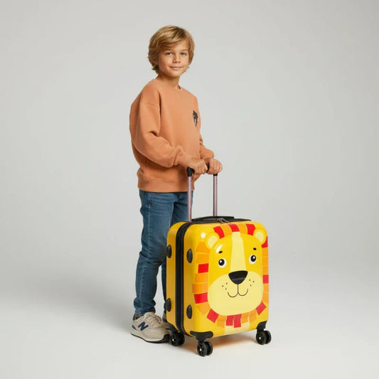 Enfant avec sa valise prête pour le ski 