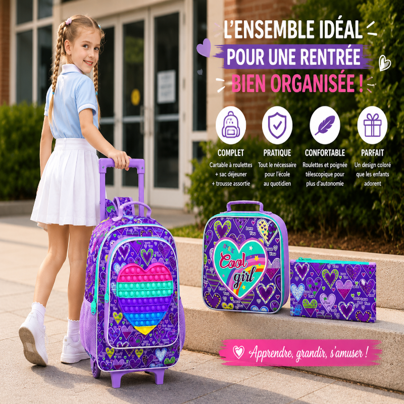 Fillette avec le cartable à roulettes enfant Premier Voyage Violet, accompagnée du sac déjeuner isotherme et de la trousse assortie devant une école primaire, illustrant un ensemble complet pour une rentrée bien organisée.