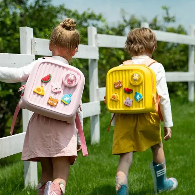 Fille garçon blond cartable rose et jaune