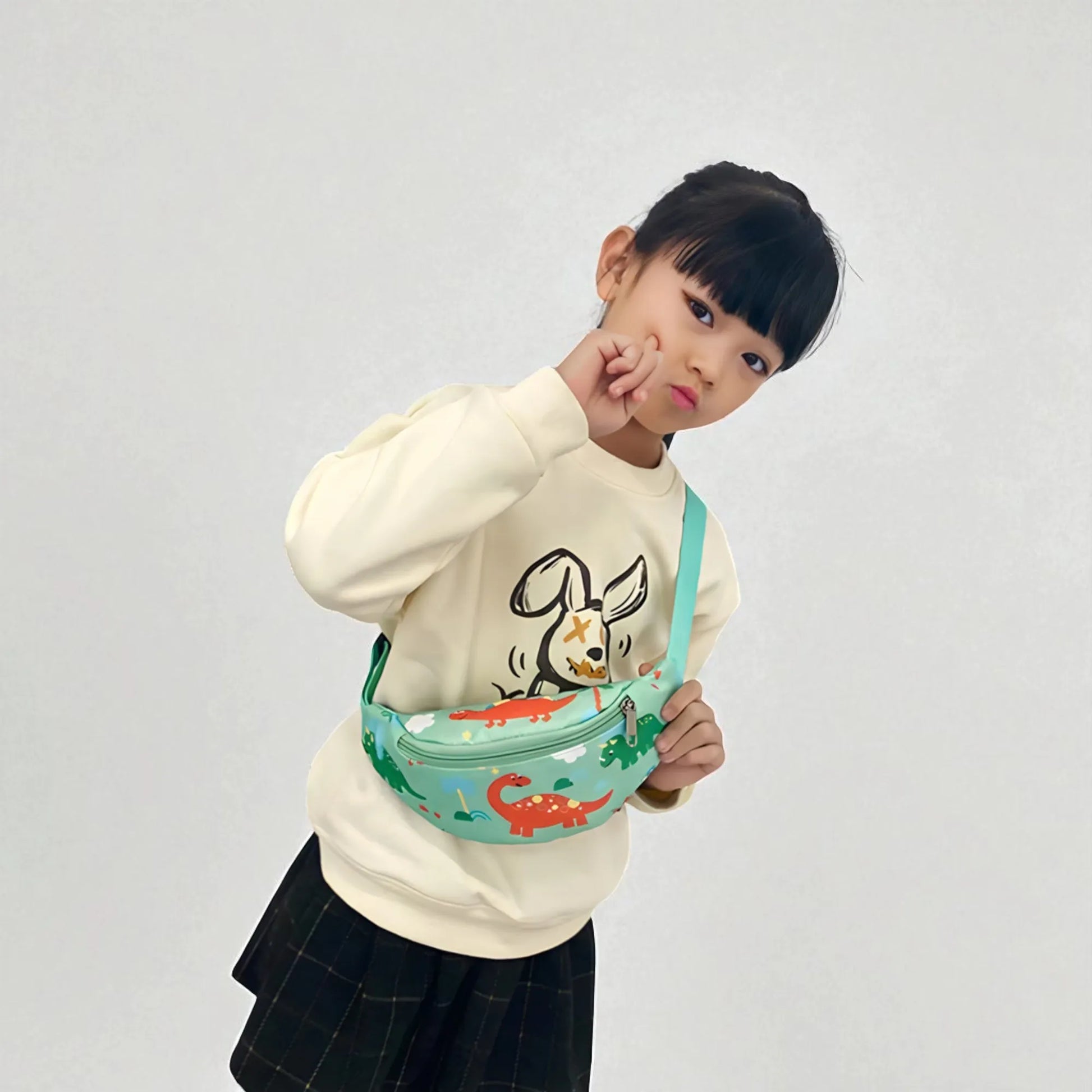 SAC BANANE VERT LICORNE FILLE POSE