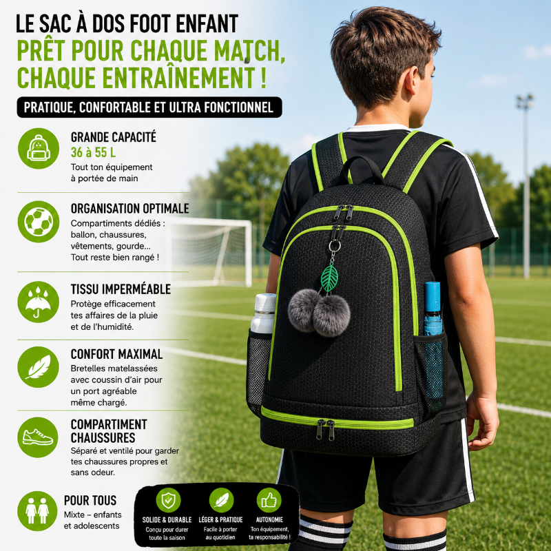 Enfant portant le sac à dos foot enfant noir et vert fermé sur un terrain de football
