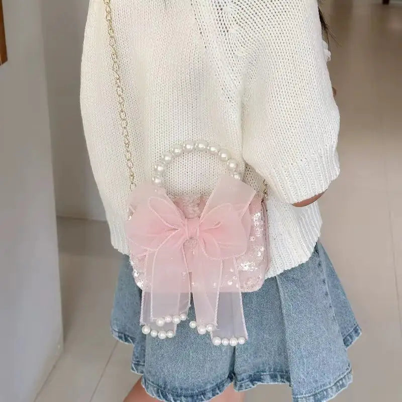 Sac a main enfant fille Rose Perle porté en bandoulière