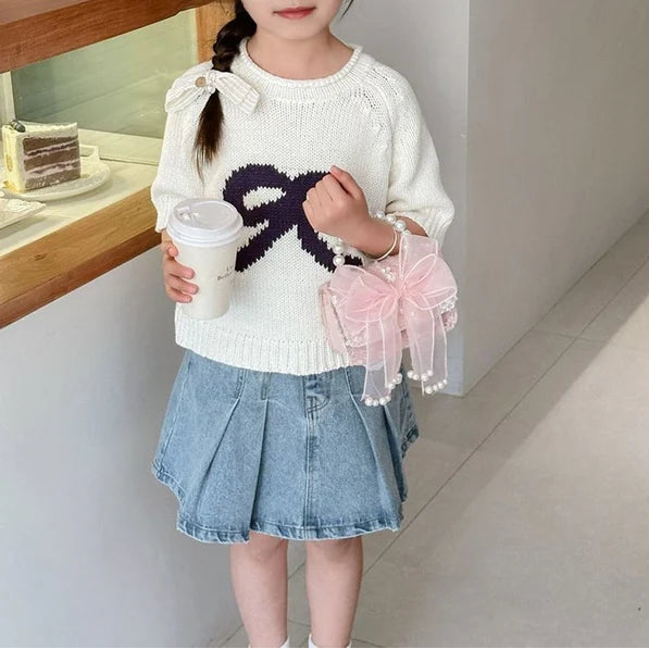 Sac a main enfant fille Rose Perle porté par une fille à la main