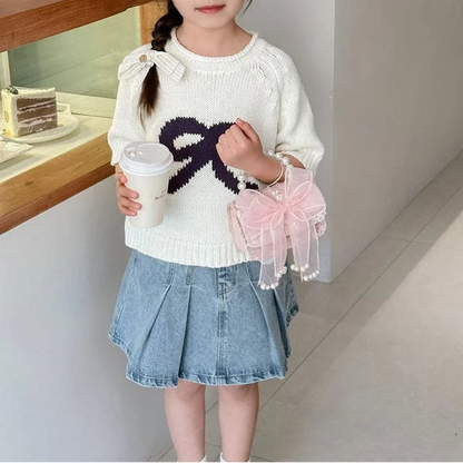 Sac a main enfant fille Rose Perle porté par une fille à la main