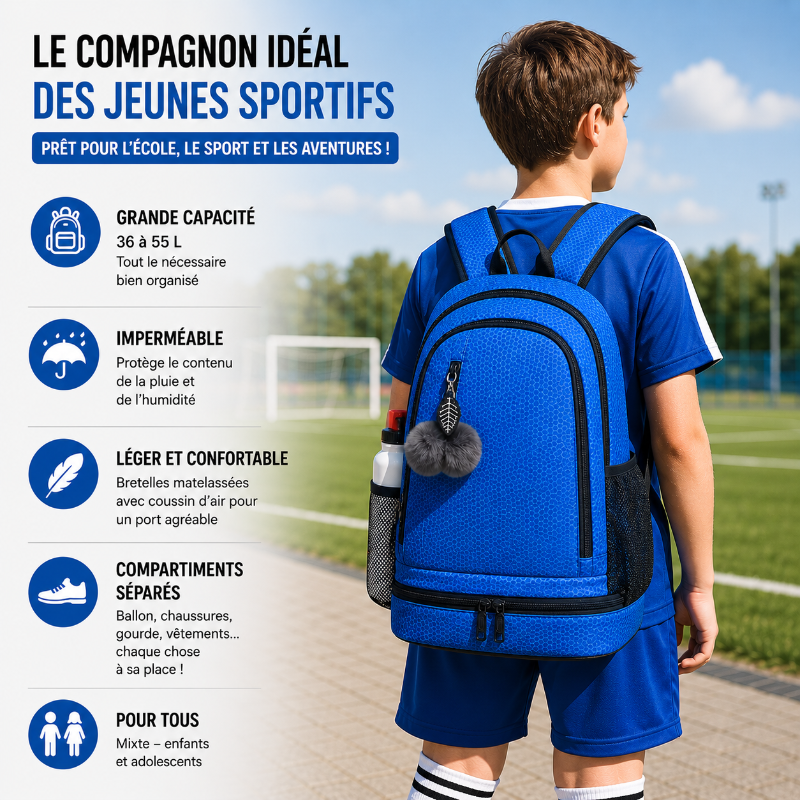  Enfant portant le sac de sport enfant bleu fermé avec compartiments séparés sur un terrain de football.