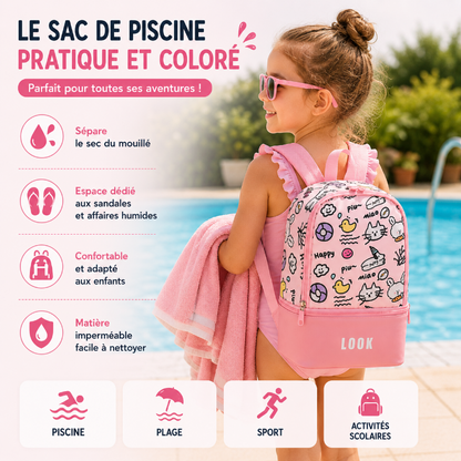 Enfant portant le sac de piscine enfant Aqua Mignon Rose au bord d’une piscine avec serviette, illustrant le confort, l’organisation et les activités aquatiques.