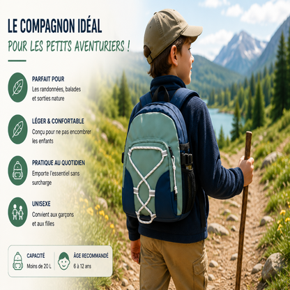Enfant portant un sac à dos de randonnée vert et bleu lors d’une balade en montagne.