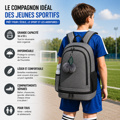 Enfant portant le sac de sport enfant gris fermé sur un terrain de football 