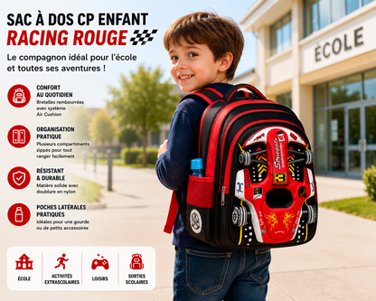 Enfant de CP portant le sac à dos CP enfant Racing Rouge devant son école, illustrant le confort, l’autonomie et le format adapté aux premières années de primaire.