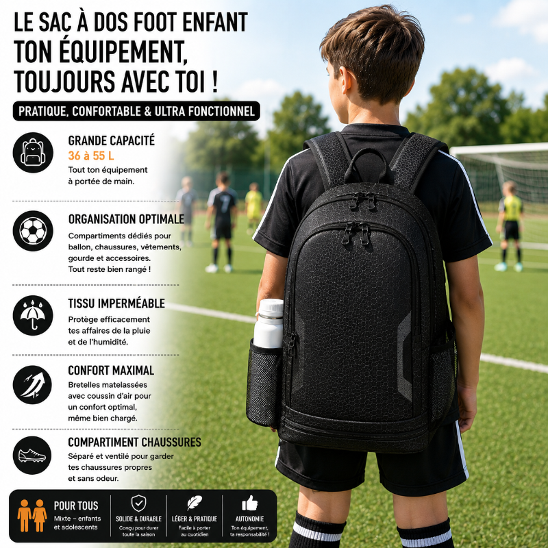 Enfant portant le sac foot enfant noir fermé sur un terrain de football 