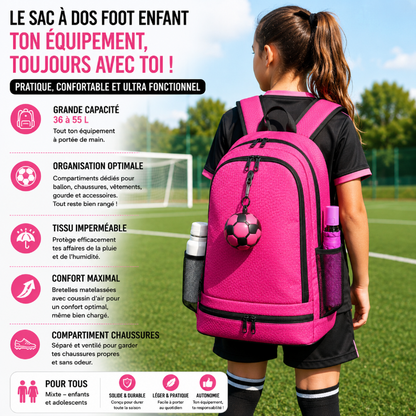 Enfant portant le sac foot enfant rose fermé sur un terrain de football