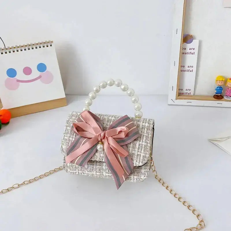 Sac à main enfant edition Perle Chic vue de face sur une table