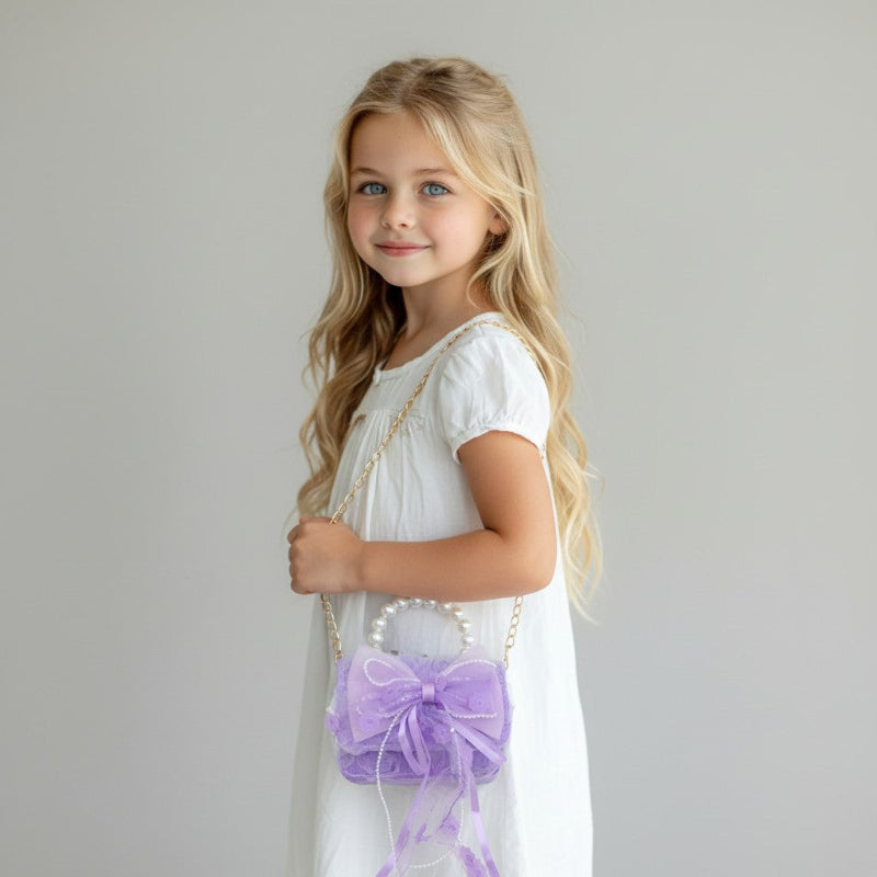 Sac à main pour enfant Édition Violette Perle porté par une fille