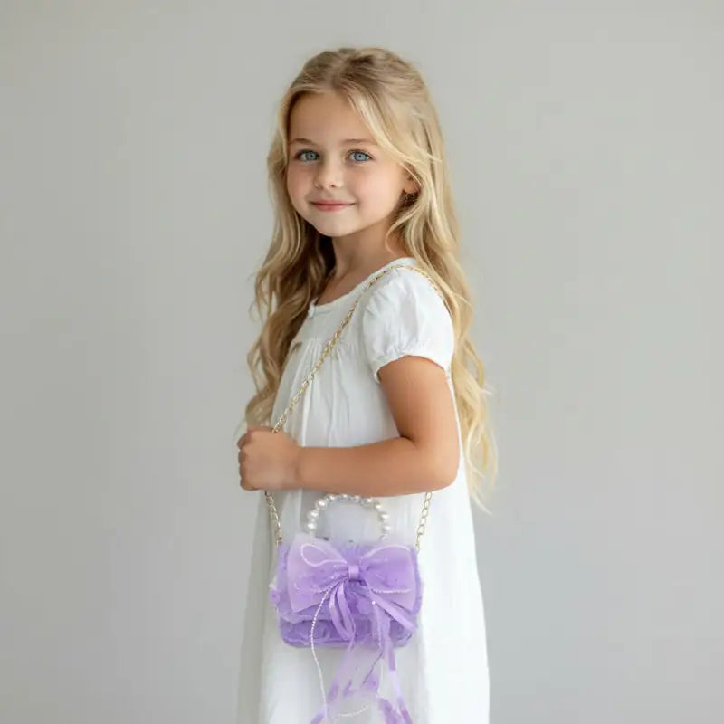 Sac à main pour enfant Édition Violette Perle porté par une fille