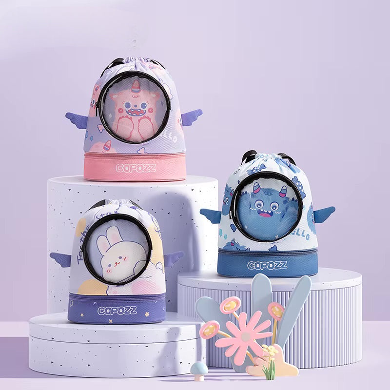 Trois sacs piscine enfant aux motifs Bubblecorn, monstre bleu et lapin, présentés sur socle décoratif