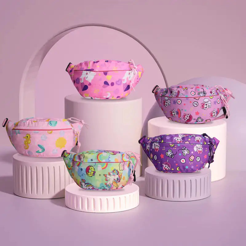 Collection de bananes sac enfant aux motifs colorés présentées sur socles