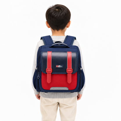 Enfant de CP portant un cartable bleu marine et rouge avec sangles à boucles et détail réfléchissant, vue de dos
