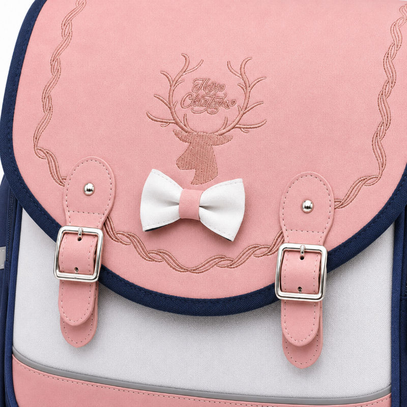 Détail du nœud rayé, des broderies et des boucles du cartable CP fille
