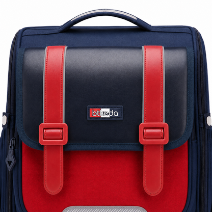 Détail du rabat et des boucles rouges du cartable CP garçon bleu marine
