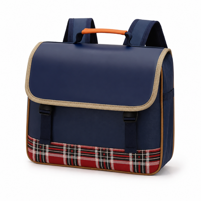 Cartable enfant bleu marine avec rabat, attaches frontales et bande écossaise, vue de trois quarts