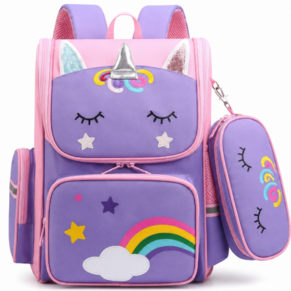 Détail du rabat licorne, de la corne argentée, des oreilles pailletées et de la poche arc-en-ciel du cartable enfant