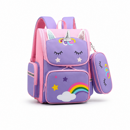 Cartable licorne enfant violet et rose avec plusieurs compartiments et trousse latérale, vue de trois quarts