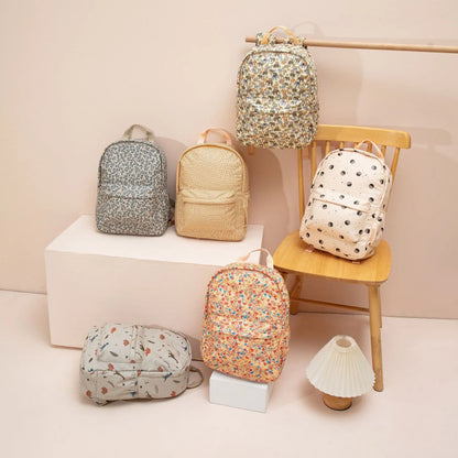 Collection de sacs enfant avec différents motifs présentés en décoration