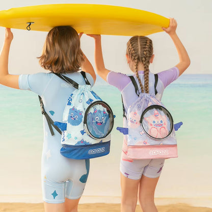 Deux enfants portant des sacs piscine sous une planche de surf
