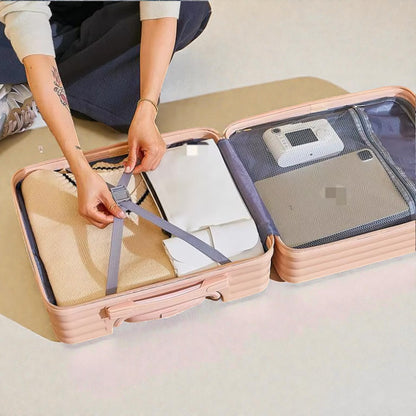 Intérieur de la petite valise enfant à roulettes avec sangles de maintien