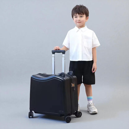 Petite valise enfant noire à roulettes tenue par un garçon en voyage