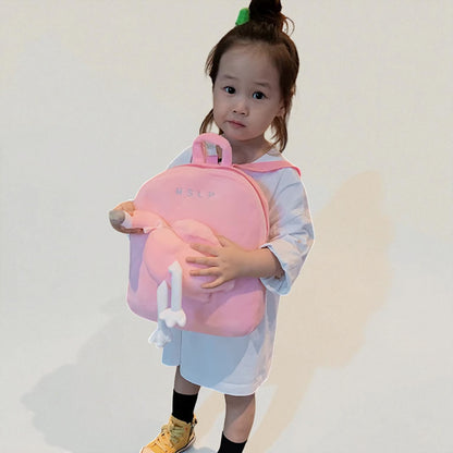 Sac à dos pour bébé motif flamant rose porté par une petite fille
