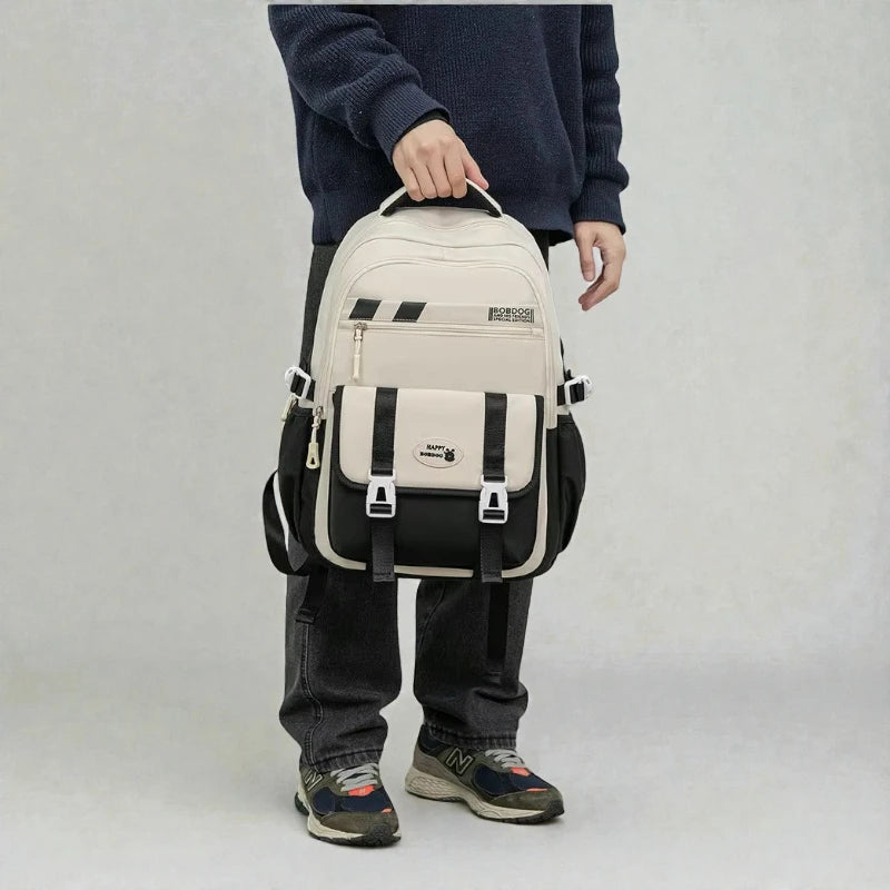 Sac à dos cartable enfant Letter Oxford tenu à la main pour montrer la taille.