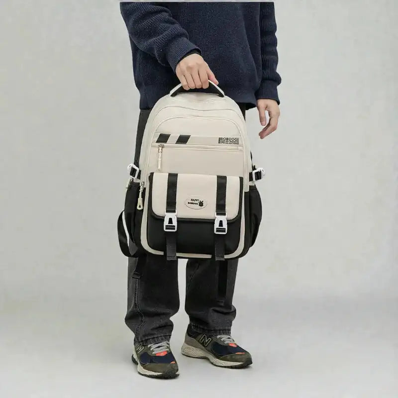 Sac à dos cartable enfant Letter Oxford tenu à la main pour montrer la taille.