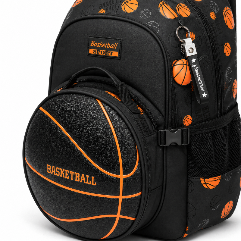 Détail du motif basketball, de la poche ronde et des fermetures du sac à dos enfant noir et orange