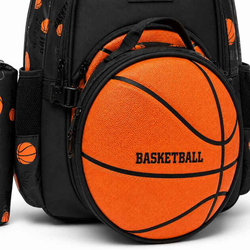 Détail de la poche ronde en forme de ballon, des motifs orange et des fermetures du sac à dos enfant basketball