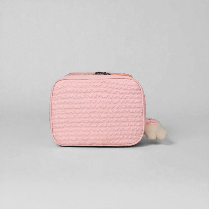Vue du dessous du sac à dos enfant isotherme rose, base texturée