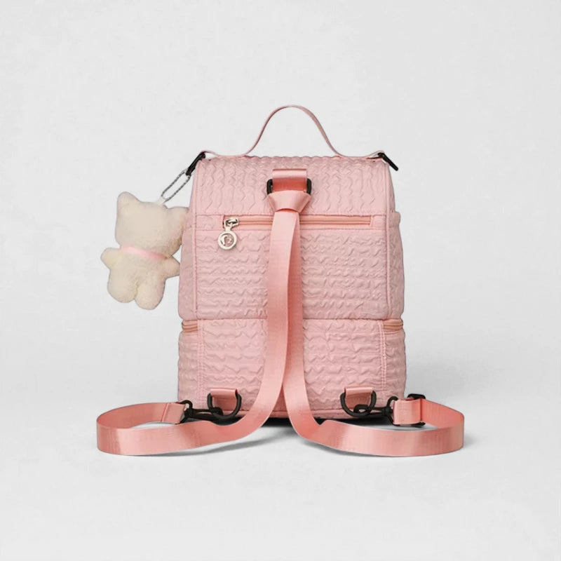 Sac à dos enfant isotherme rose vu de dos, avec peluche attachée

