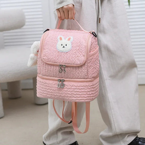 Sac à dos isotherme Lapin Rose porté à la main par un enfant