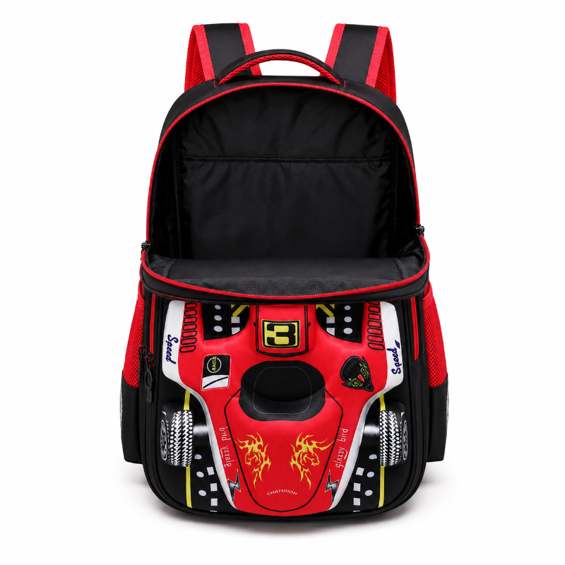 Détail de la voiture de course en relief sur le sac à dos enfant Racing