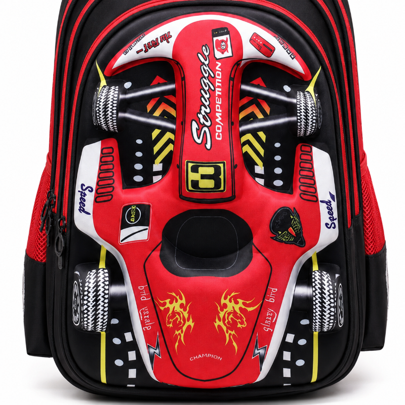Détail de la voiture de course en relief sur le sac à dos enfant Racing