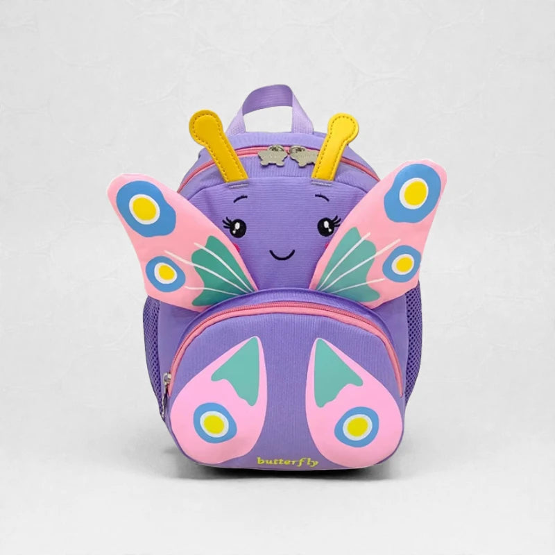 Sac à dos fille maternelle papillon violet vu de face avec ailes roses.
